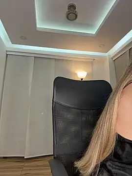 nicollefiorett online show from November 3, 11:04 pm