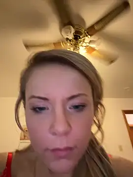 Snapshot of EllaSnow chatting on January 2, 5:35 am EllaSnow online show from January 2, 5:35 am