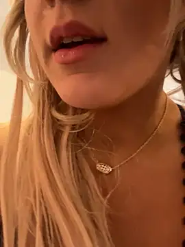 Snapshot of EllaSnow chatting on March 10, 5:54 am EllaSnow online show from March 10, 5:54 am