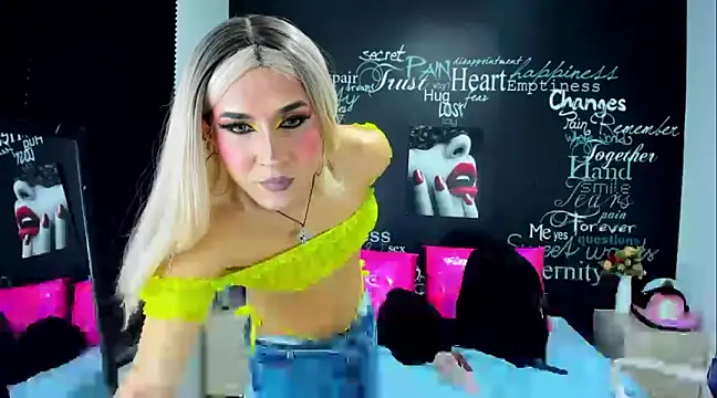 Snapshot of DarianaGia chatting on December 4, 5:05 am DarianaGia online show from December 4, 5:05 am