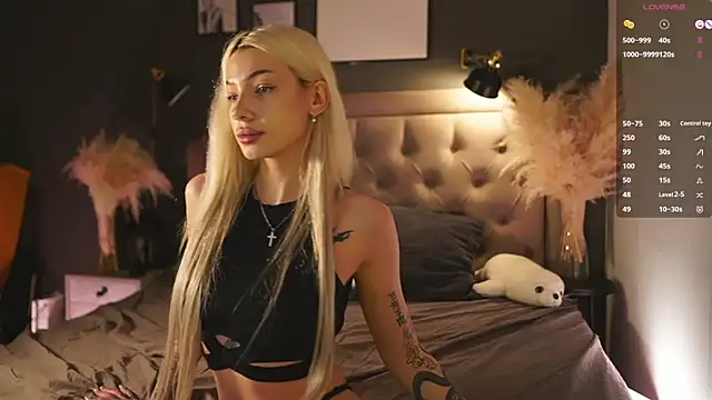 Snapshot of LolaStifler chatting on February 22, 5:46 pm LolaStifler online show from February 22, 5:46 pm