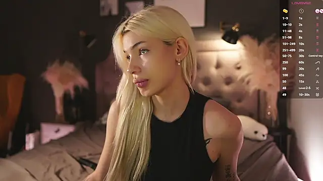 Snapshot of LolaStifler chatting on February 22, 8:53 pm LolaStifler online show from February 22, 8:53 pm