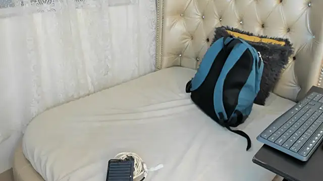 AlexaFoxy18 online show from September 19, 6:59 am