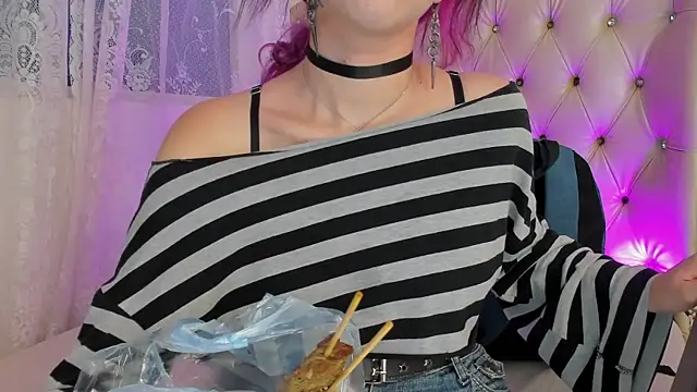 AlexaFoxy18 online show from September 25, 6:39 am