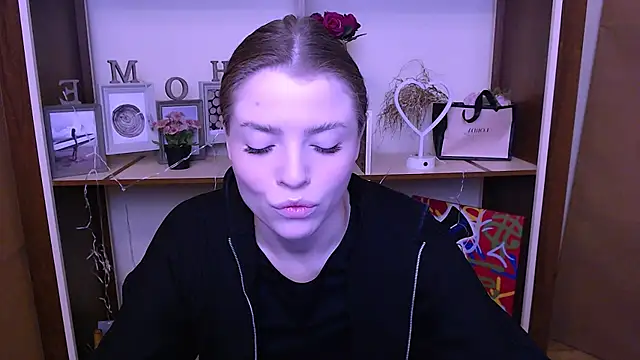 Snapshot of MissOliviaa_ chatting on December 24, 7:49 am MissOliviaa  online show from December 24, 7:49 am