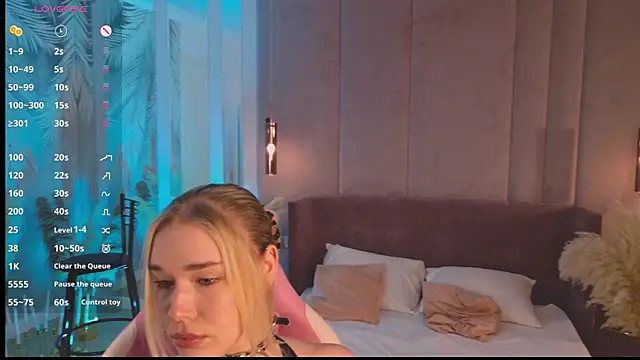 Smiley Mia online show from June 20, 6:22 pm