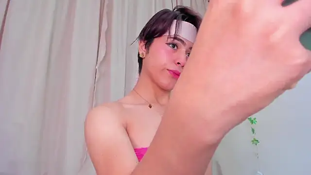 Snapshot of Little_michell chatting on March 7, 12:23 pm Little michell online show from March 7, 12:23 pm