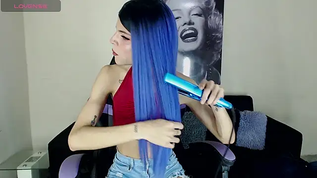 Snapshot of Realbadbxtch chatting on December 17, 8:21 pm Realbadbxtch online show from December 17, 8:21 pm