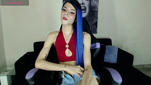 Snapshot of Realbadbxtch chatting on December 18, 2:32 am Realbadbxtch online show from December 18, 2:32 am