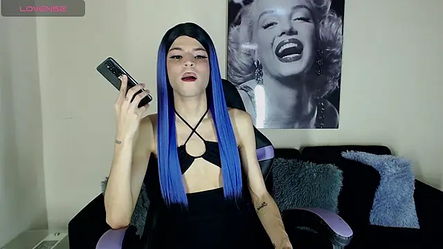 Snapshot of Realbadbxtch chatting on December 18, 8:47 pm Realbadbxtch online show from December 18, 8:47 pm