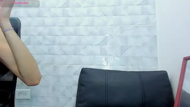 Snapshot of Realbadbxtch chatting on February 18, 8:03 pm Realbadbxtch online show from February 18, 8:03 pm