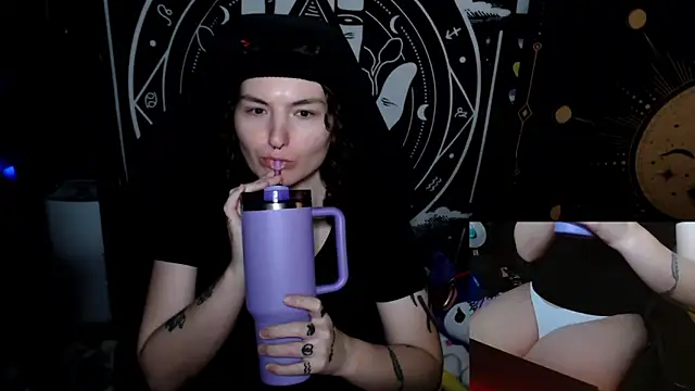 BrandiWRLD 999 online show from October 1, 9:10 pm