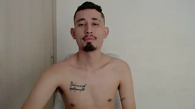 Snapshot of enzo_0814 chatting on October 12, 9:47 pm enzo 0814 online show from October 12, 9:47 pm