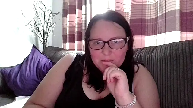 Curvy-Clare-30 online show from August 2, 7:01 pm