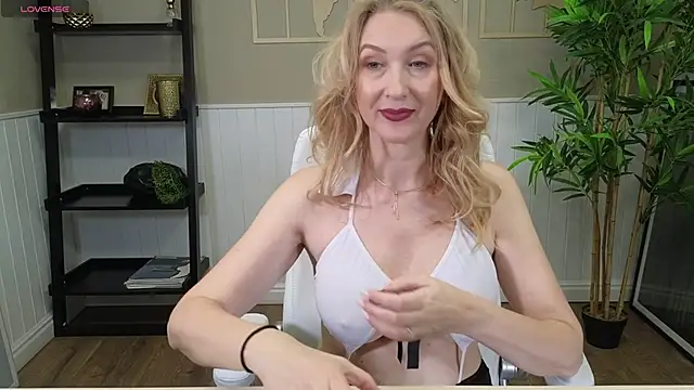 Snapshot of LadyLeea chatting on January 10, 6:20 am LadyLeea online show from January 10, 6:20 am