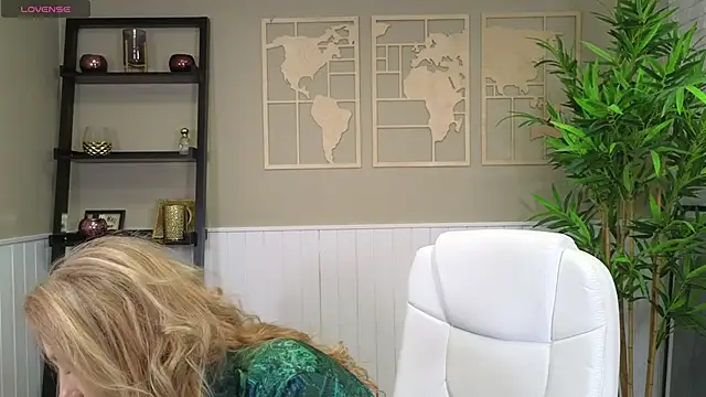 Snapshot of LadyLeea chatting on February 5, 5:30 am LadyLeea online show from February 5, 5:30 am