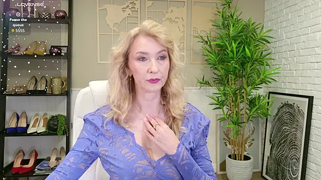 Snapshot of LadyLeea chatting on May 25, 5:02 am LadyLeea online show from May 25, 5:02 am