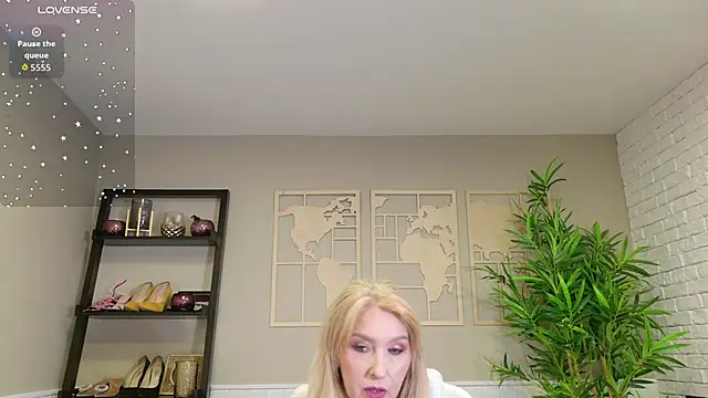 Snapshot of LadyLeea chatting on June 2, 4:58 am LadyLeea online show from June 2, 4:58 am