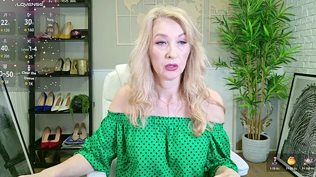 Snapshot of LadyLeea chatting on June 4, 5:13 am LadyLeea online show from June 4, 5:13 am