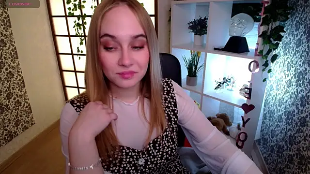 LianaBright online show from December 17, 2:33 am