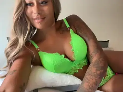 Snapshot of CoCo-Queen chatting on December 6, 5:31 am CoCo-Queen online show from December 6, 5:31 am