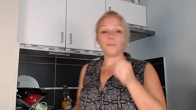 Snapshot of Doucelouve9 chatting on September 24, 10:40 am Doucelouve9 online show from September 24, 10:40 am