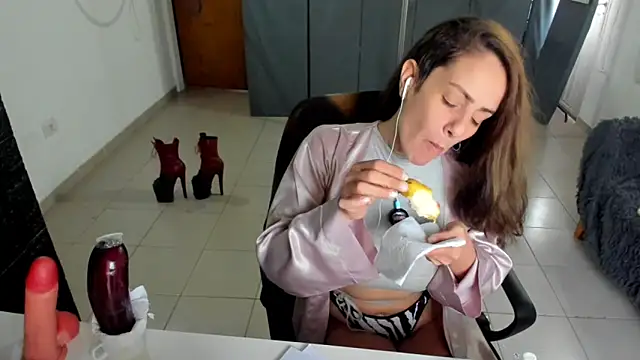 Snapshot of jessiburningheels chatting on February 5, 12:38 pm jessiburningheels online show from February 5, 12:38 pm