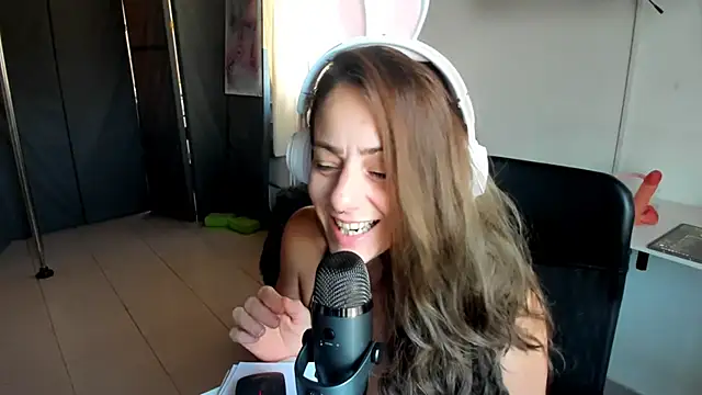 Snapshot of jessiburningheels chatting on February 21, 10:17 am jessiburningheels online show from February 21, 10:17 am