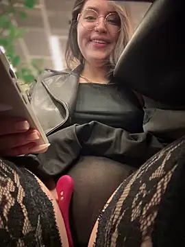 meow girl online show from March 3, 1:09 pm