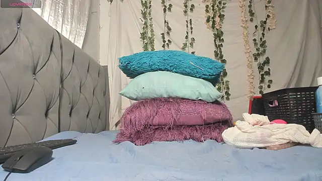 Snapshot of imtiffany_w chatting on October 6, 1:52 pm imtiffany w online show from October 6, 1:52 pm