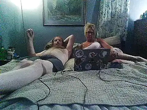 Snapshot of letsgetdirty1981 chatting on February 5, 6:02 am letsgetdirty1981 online show from February 5, 6:02 am