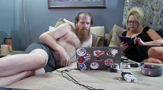 Snapshot of letsgetdirty1981 chatting on February 14, 6:02 am letsgetdirty1981 online show from February 14, 6:02 am