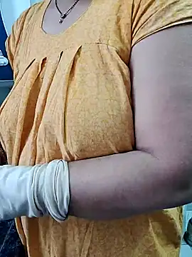 Snapshot of milf-kaira chatting on December 13, 1:59 am milf-kaira online show from December 13, 1:59 am