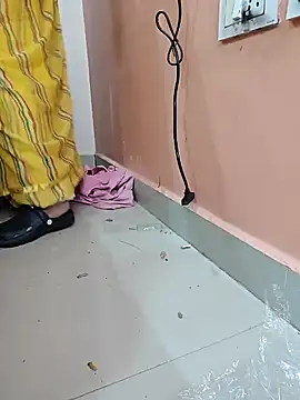 Snapshot of milf-kaira chatting on December 16, 4:13 am milf-kaira online show from December 16, 4:13 am