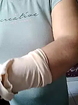 Snapshot of milf-kaira chatting on December 21, 6:30 am milf-kaira online show from December 21, 6:30 am