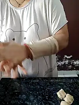 Snapshot of milf-kaira chatting on January 4, 3:29 am milf-kaira online show from January 4, 3:29 am