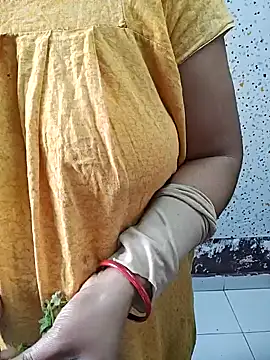 Snapshot of milf-kaira chatting on January 10, 3:07 am milf-kaira online show from January 10, 3:07 am