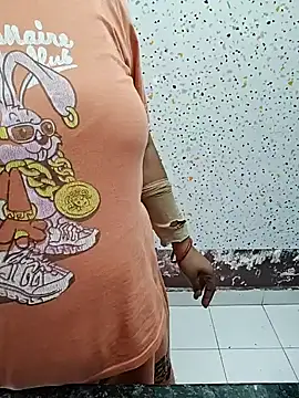 Snapshot of milf-kaira chatting on January 15, 4:04 am milf-kaira online show from January 15, 4:04 am