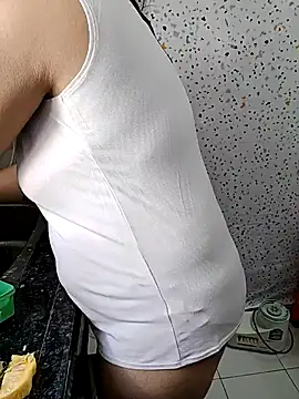 Snapshot of milf-kaira chatting on January 21, 4:10 am milf-kaira online show from January 21, 4:10 am