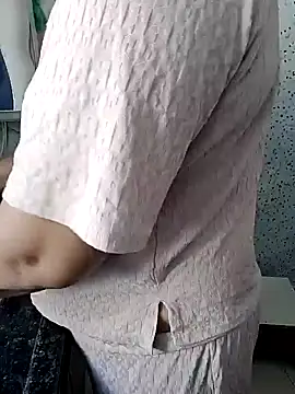 Snapshot of milf-kaira chatting on January 28, 4:29 am milf-kaira online show from January 28, 4:29 am