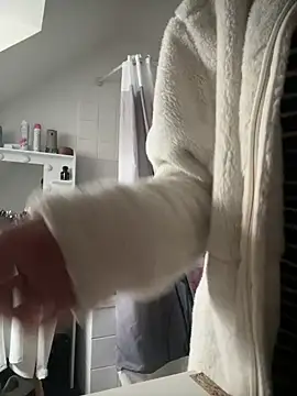 Snapshot of Petite_moi chatting on March 8, 11:14 am Petite moi online show from March 8, 11:14 am