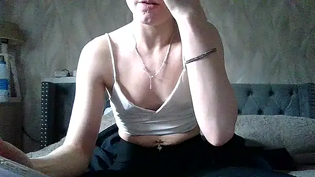 Snapshot of Petite_moi chatting on March 11, 12:00 pm Petite moi online show from March 11, 12:00 pm