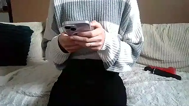 Snapshot of Petite_moi chatting on March 12, 12:11 pm Petite moi online show from March 12, 12:11 pm