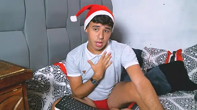 Snapshot of beautiful_james chatting on December 12, 8:10 pm beautiful james online show from December 12, 8:10 pm