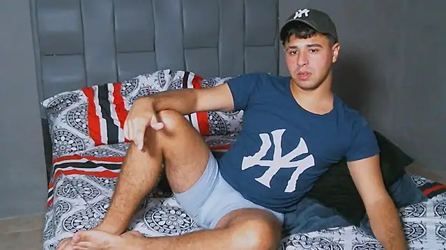 Snapshot of beautiful_james chatting on February 1, 12:40 am beautiful james online show from February 1, 12:40 am