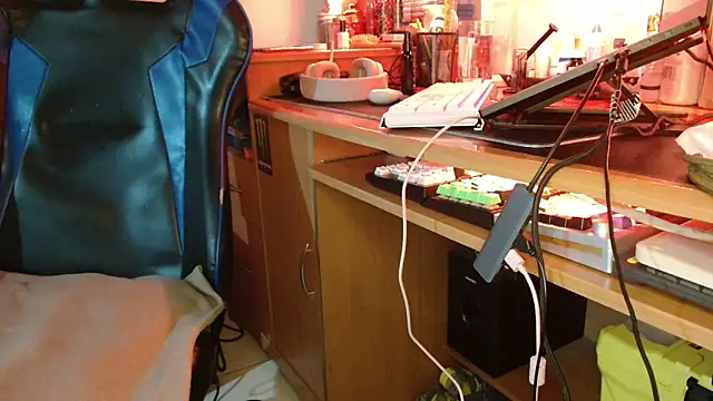 Snapshot of DirtyDi97 chatting on October 22, 4:13 am DirtyDi97 online show from October 22, 4:13 am