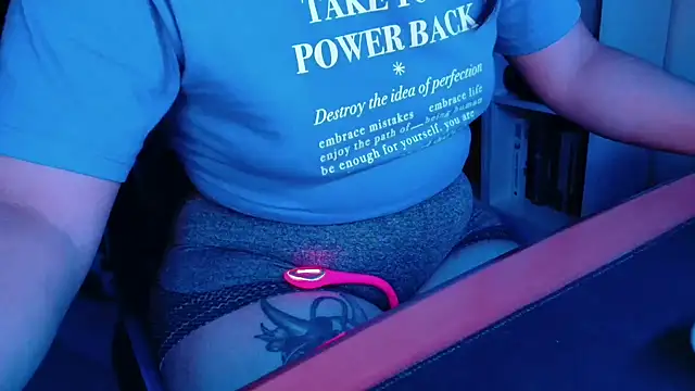 Snapshot of DirtyDi97 chatting on November 21, 2:10 am DirtyDi97 online show from November 21, 2:10 am