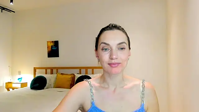 Snapshot of LovelyeeMia chatting on December 17, 2:22 pm LovelyeeMia online show from December 17, 2:22 pm