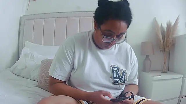 Snapshot of vanilla_chocolate23 chatting on October 22, 12:49 pm vanilla chocolate23 online show from October 22, 12:49 pm