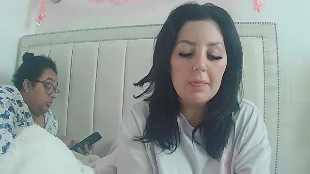 Snapshot of vanilla_chocolate23 chatting on November 18, 9:47 am vanilla chocolate23 online show from November 18, 9:47 am